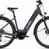 Cube Touring Hybrid ONE 625 Grey N White Vélo Trekking électrique Col De Cygne -Vélos Soldes 631052E Cube Touring Hybrid ONE 625 grey n white 2023 E Bike Trekkingrad Tiefeinsteiger 0 1280x1280