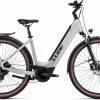 Cube Touring Hybrid Pro 625 Pearlysilver N Black Vélo Trekking électrique Col De Cygne 2 Cube Touring Hybrid Pro 625 Pearlysilver N Black Vélo Trekking électrique Col De Cygne -Vélos Soldes 631112E Cube Touring Hybrid Pro 625 pearlysilver n black 2023 E Bike Trekkingrad Tiefeinsteiger 0 1280x1280 1