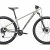 VTT Semi-Rigide Rockhopper Sport 29″ Gloss White Mountains 2022 1 VTT Semi-Rigide Rockhopper Sport 29″ Gloss White Mountains 2022 -Vélos Soldes 91822 65 ROCKHOPPER SPORT 29 WHTMTN DSTTUR HERO